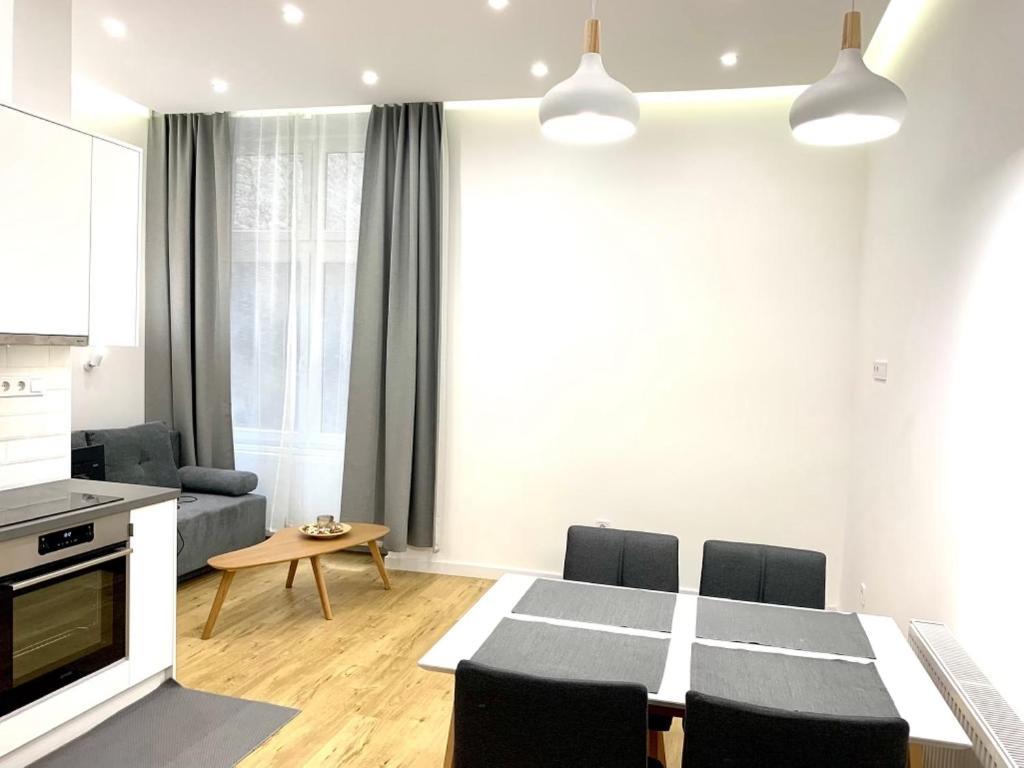 Colton Budapest Paulay Apartments Bagian luar foto
